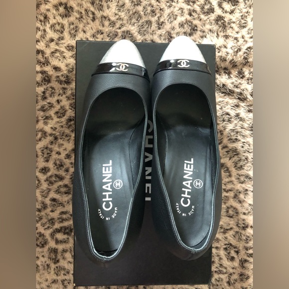 2019 Interlocking CC Logo Chanel Leather Pumps - Picture 8 of 13